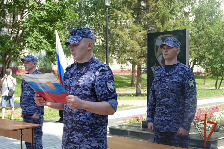 Сотрудники вневедомственной охраны в Томске торжественно приняли присягу у памятного знака Росгвардии  (видео)