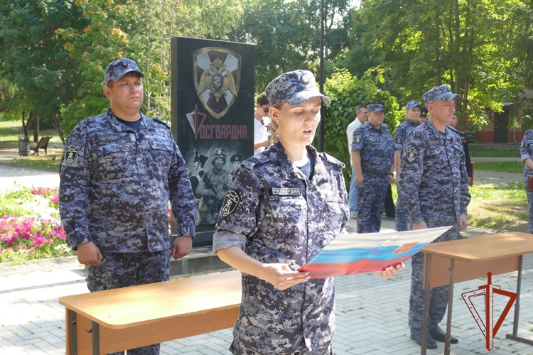 Сотрудники вневедомственной охраны в Томске торжественно приняли присягу у памятного знака Росгвардии  (видео)