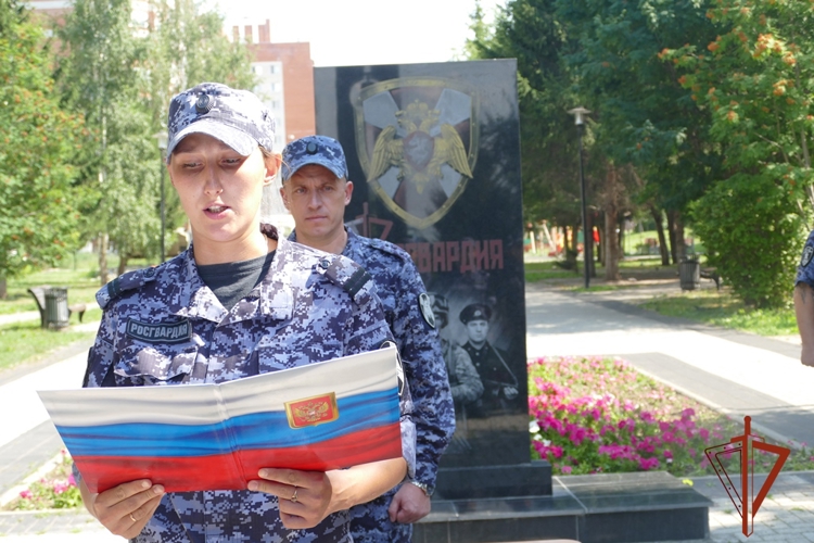 Сотрудники вневедомственной охраны в Томске торжественно приняли присягу у памятного знака Росгвардии  (видео)