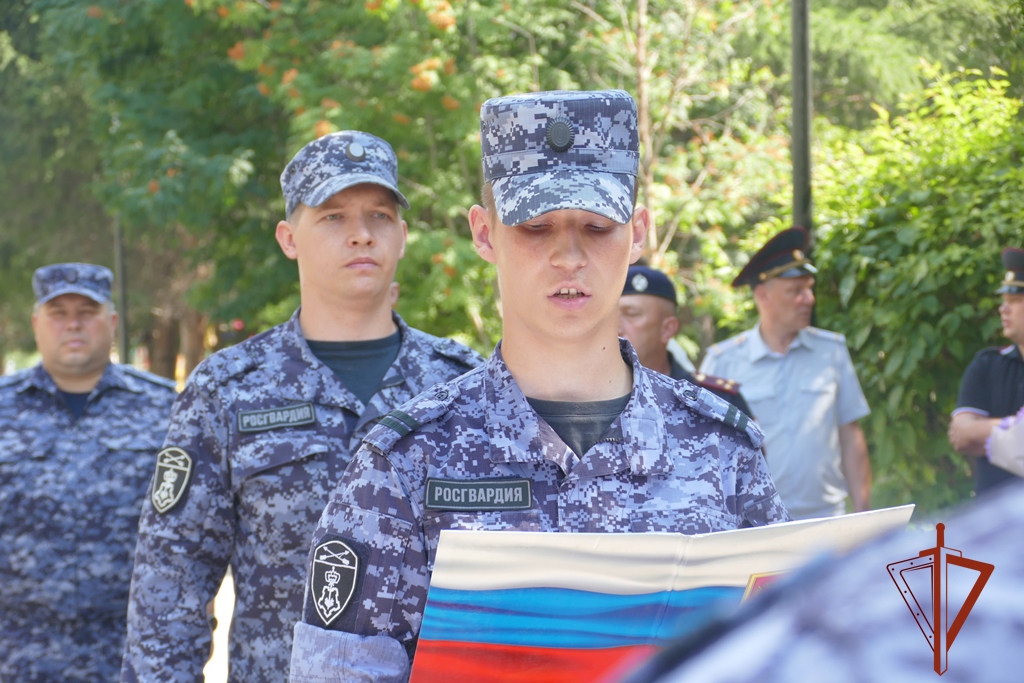Росгвардейцы в Томске торжественно приняли присягу у памятного знака Росгвардии