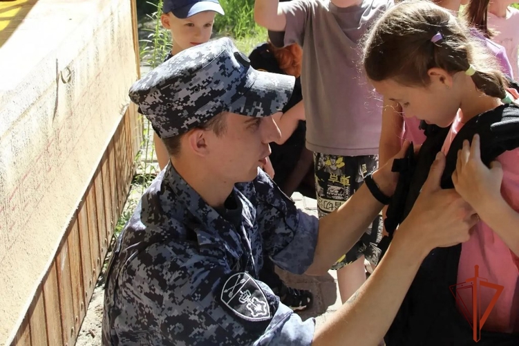 В Томске сотрудники Росгвардии познакомили воспитанников детского сада со своей службой