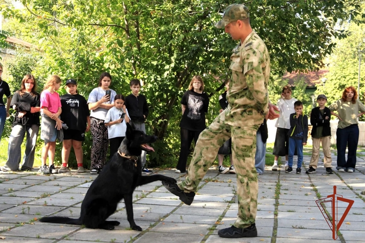 Кинологи Росгвардии подарили праздник маленьким пациентам детской больницы Томска