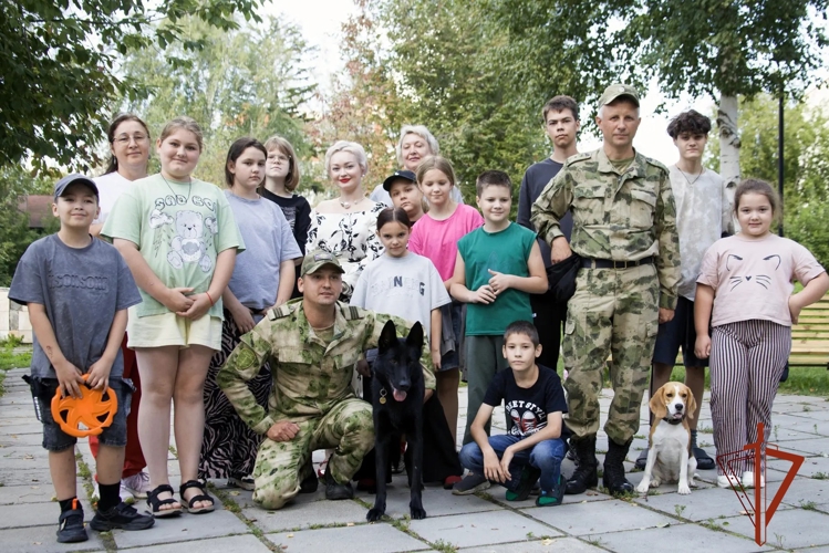 Кинологи Росгвардии подарили праздник маленьким пациентам детской больницы Томска