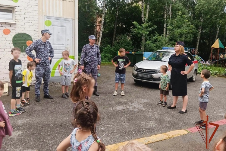 Росгвардейцы навестили воспитанников центра помощи детям в Томске