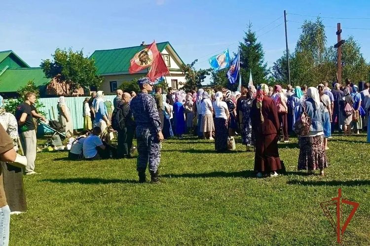 Росгвардейцы обеспечили безопасность участников Крестного хода в Томской области