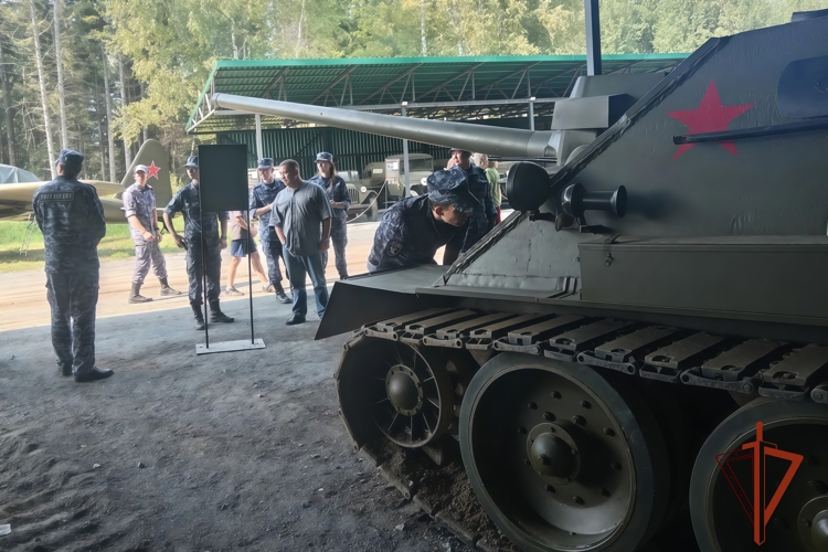 Росгвардейцы прикоснулись к истории Великой Победы в томском музее под открытым небом