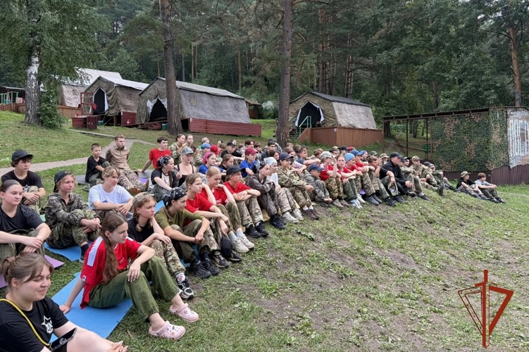 В год 10-летия Росгвардии военнослужащие рассказали школьникам о героических страницах ведомства и профессии кинолога (видео)