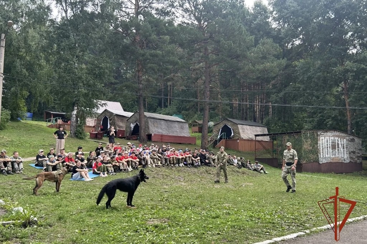 В год 10-летия Росгвардии военнослужащие рассказали школьникам о героических страницах ведомства и профессии кинолога (видео)