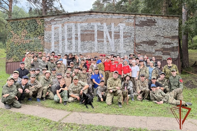 В год 10-летия Росгвардии военнослужащие рассказали школьникам о героических страницах ведомства и профессии кинолога (видео)