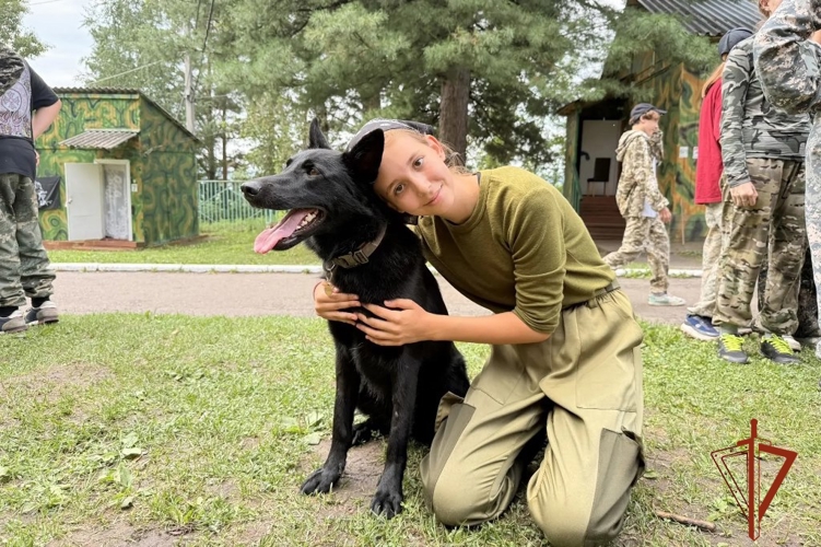 В год 10-летия Росгвардии военнослужащие рассказали школьникам о героических страницах ведомства и профессии кинолога (видео)