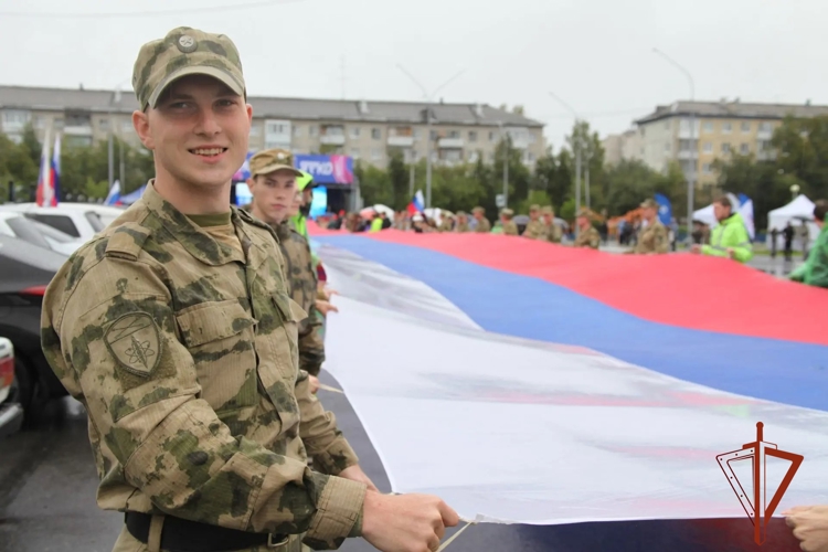 Военнослужащие Росгвардии развернули 60-метровый флаг России в Томской области