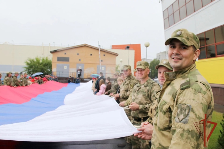 Военнослужащие Росгвардии развернули 60-метровый флаг России в Томской области