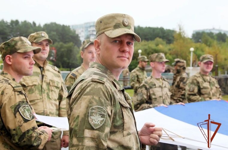Военнослужащие Росгвардии развернули 60-метровый флаг России в Томской области