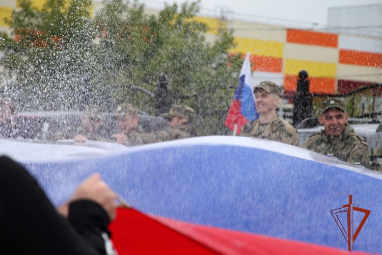 Военнослужащие Росгвардии развернули 60-метровый флаг России в Томской области