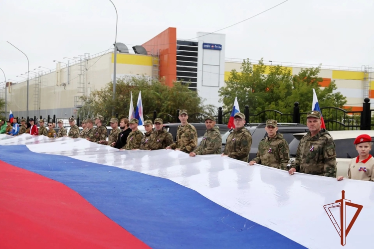 Военнослужащие Росгвардии развернули 60-метровый флаг России в Томской области