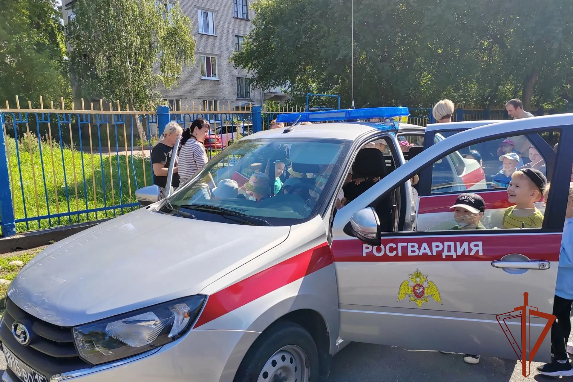 Юных жителей Томской области продолжает радовать всероссийская акция «Каникулы с Росгвардией»