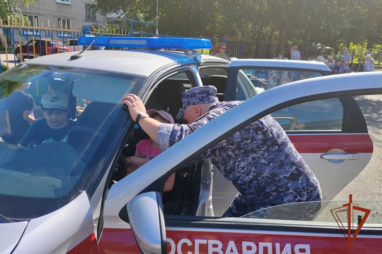Юных жителей Томской области продолжает радовать всероссийская акция «Каникулы с Росгвардией»