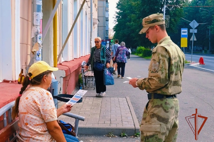 Информационный рейд «Осторожно, мошенники!» в Томской области прошел при участии Росгвардии (видео)