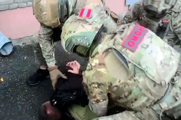 При силовой поддержке спецназа Росгвардии в Томске задержан подозреваемый в экстремизме