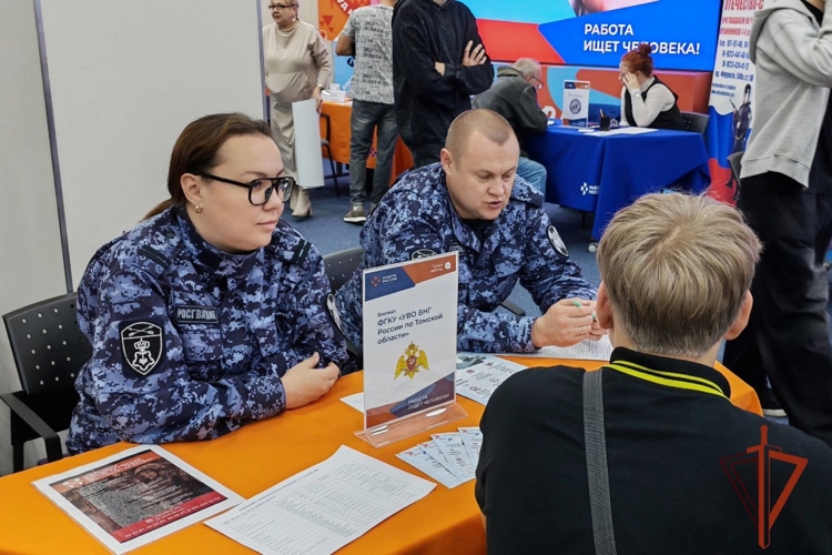 Росгвардейцы рассказали водителям о службе на ярмарке вакансий в Томске