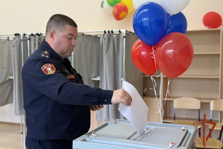 Росгвардейцы в Томской области принимают участие в голосовании