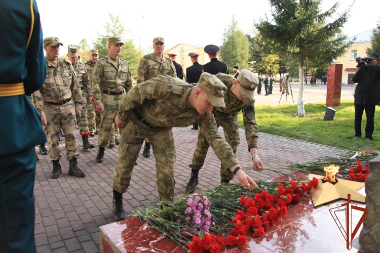 В северском соединении Росгвардии открыли обновленную мемориальную доску военнослужащим, погибшим при выполнении воинского долга (видео)