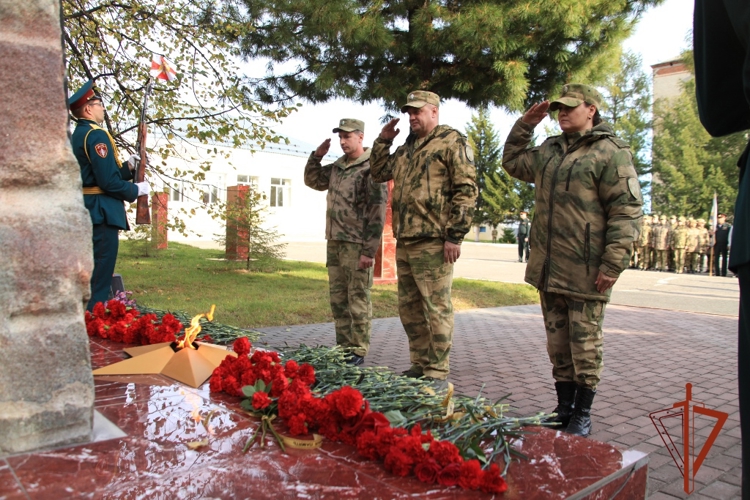 В северском соединении Росгвардии открыли обновленную мемориальную доску военнослужащим, погибшим при выполнении воинского долга (видео)