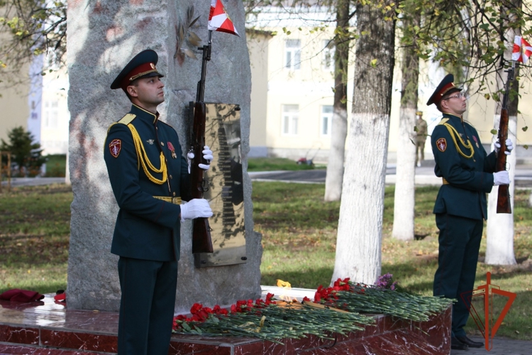 В северском соединении Росгвардии открыли обновленную мемориальную доску военнослужащим, погибшим при выполнении воинского долга (видео)